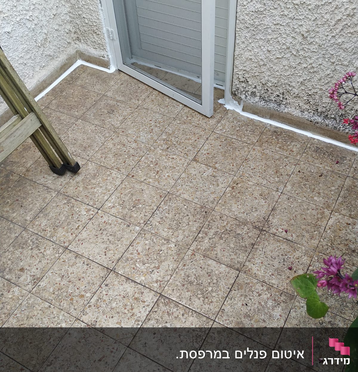 איטום סביב דלת מרפסת עם חומר לבן